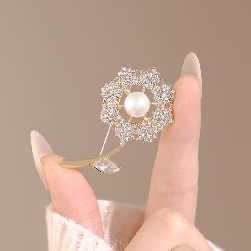 1pc Exquisite Style Gold Imitation Pearl Diamond Flower Shaped Brooch Lights Up Exquisite And Elegant Clothing Fashion Styling