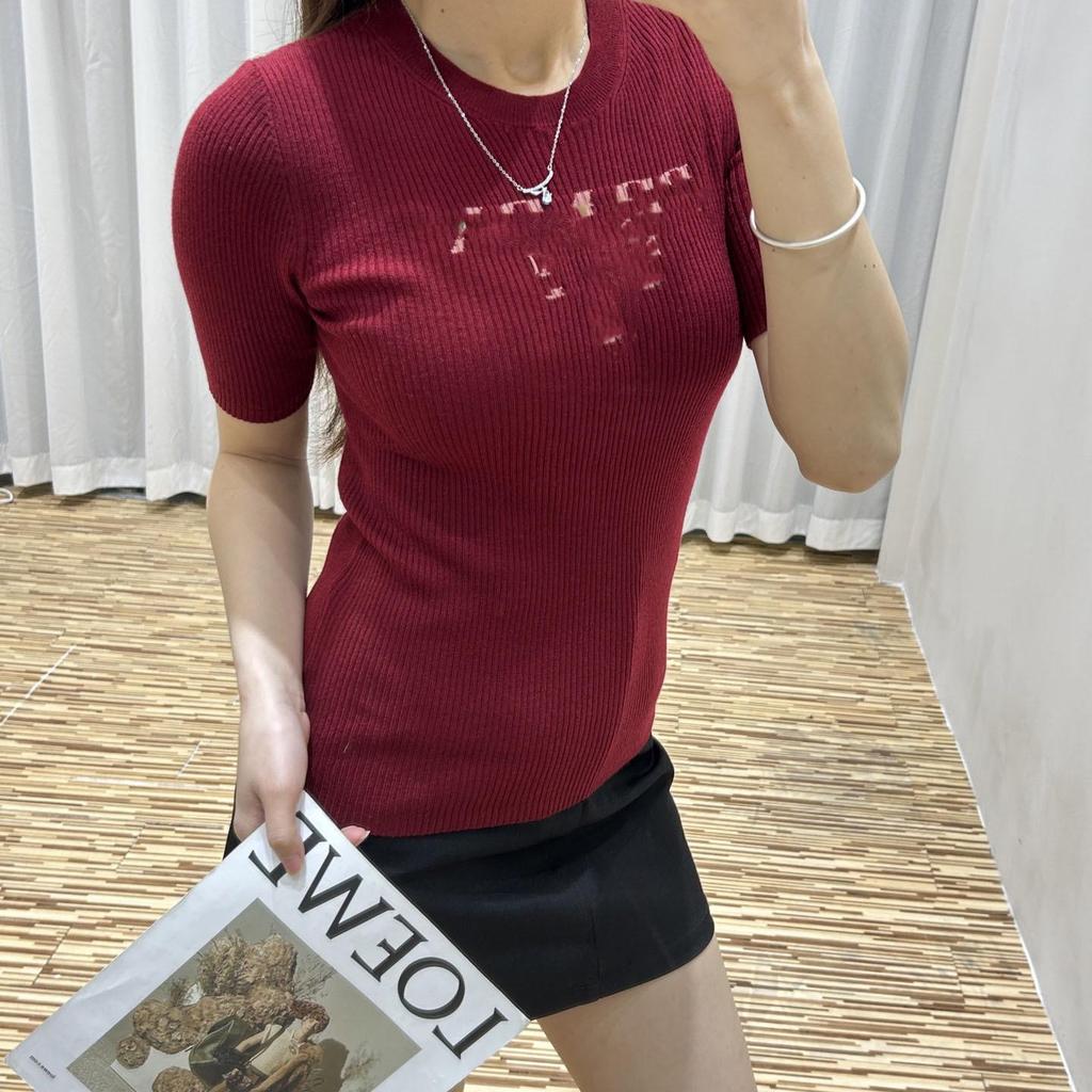 Женская белая футболка приталенного кроя с летним вышитым логотипом