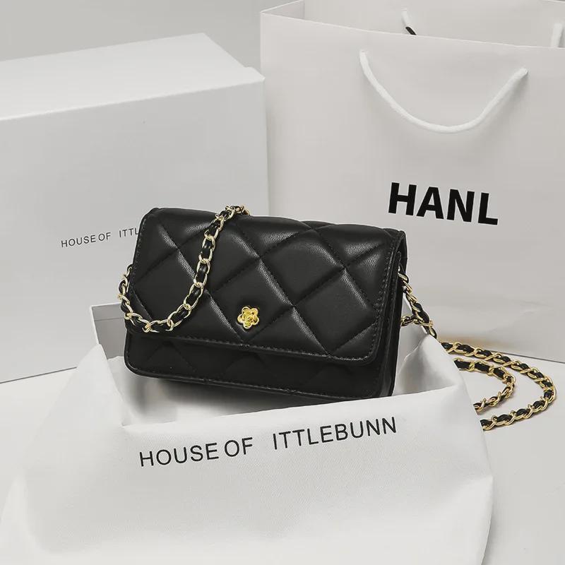 Сумка на плечо из овчины с цепочкой в форме ромба и камелией