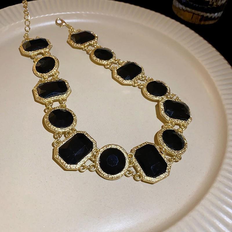 French Oval Lace Pearl Necklace - Retro Court Style Fashion Clavicle Chain