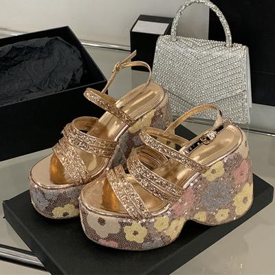Сексуальные сандалии на танкетке 13 см для женщин, золотые с пайетками и цветами, толстая подошва, открытый носок, туфли для вечеринки, платформа, высокий каблук, сандалии