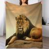 Самец льва сидит на закате Плед Термальное одеяло для путешествий Спальный мешок Плюшевые милые одеяла