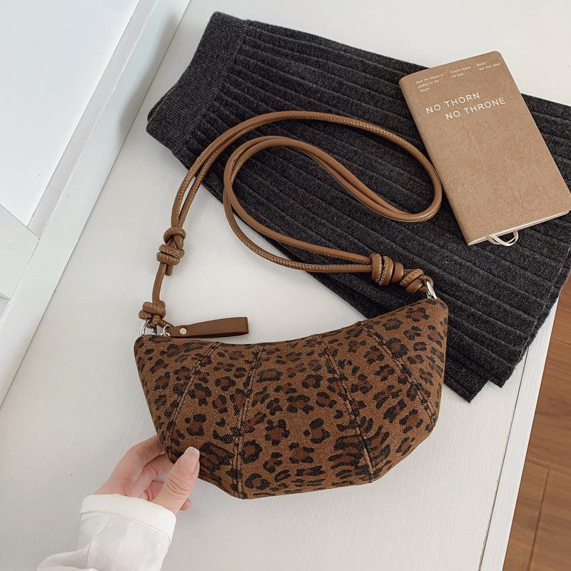 Нишевый дизайн Корейская новая сумка-пельмень с леопардовым принтом 2025 женская ретро-сумка через плечо для通勤 сумка-мессенджер маленькая сумка