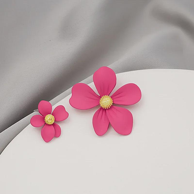 Серебряные асимметричные серьги-цветы в виде игл - элегантный стиль сказочного леса с изысканным дизайном тычинок