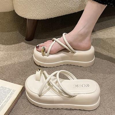 Набор шлепанцев с пальцами для женщин для ношения летом 2025 года, новая модная трендовая модель с металлическими мелкими ретро-крутыми шлепанцами на толстой подошве