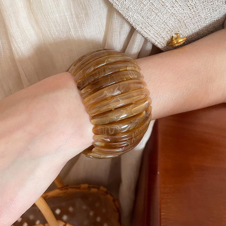 Радужный акриловый полукруглый эластичный браслет - Свежие и милые женские украшения высокого класса 2025.