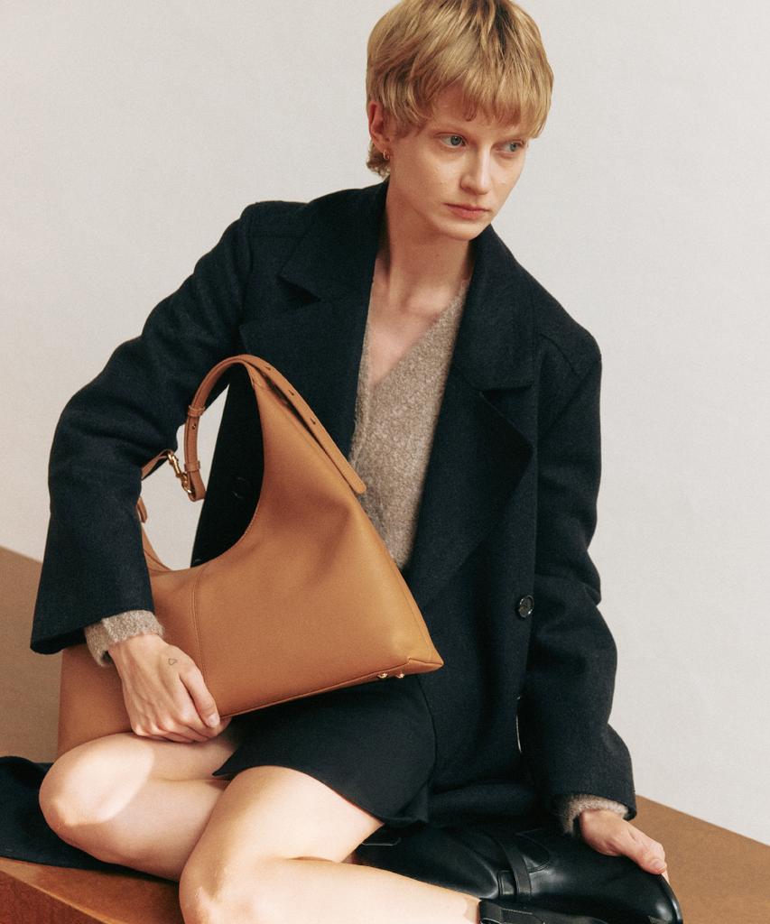 Komorebi Museum B05-3 Cow Leather Buckle Round Hobo Bag_Leather Beige