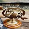 Винтажная армиллярная сфера на элегантной деревянной основе: Ностальгический декоративный акцент для вашего домашнего декора. Армиллярная сфера в античном стиле