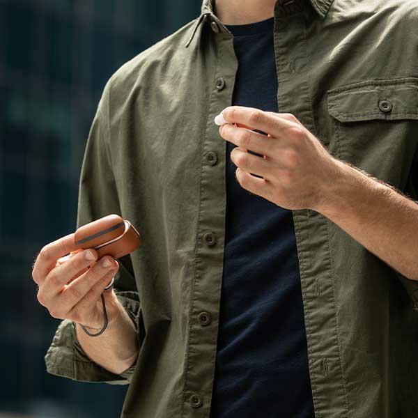Чехол для AirPods Pro 2 UNIQ Натуральная кожа Черный