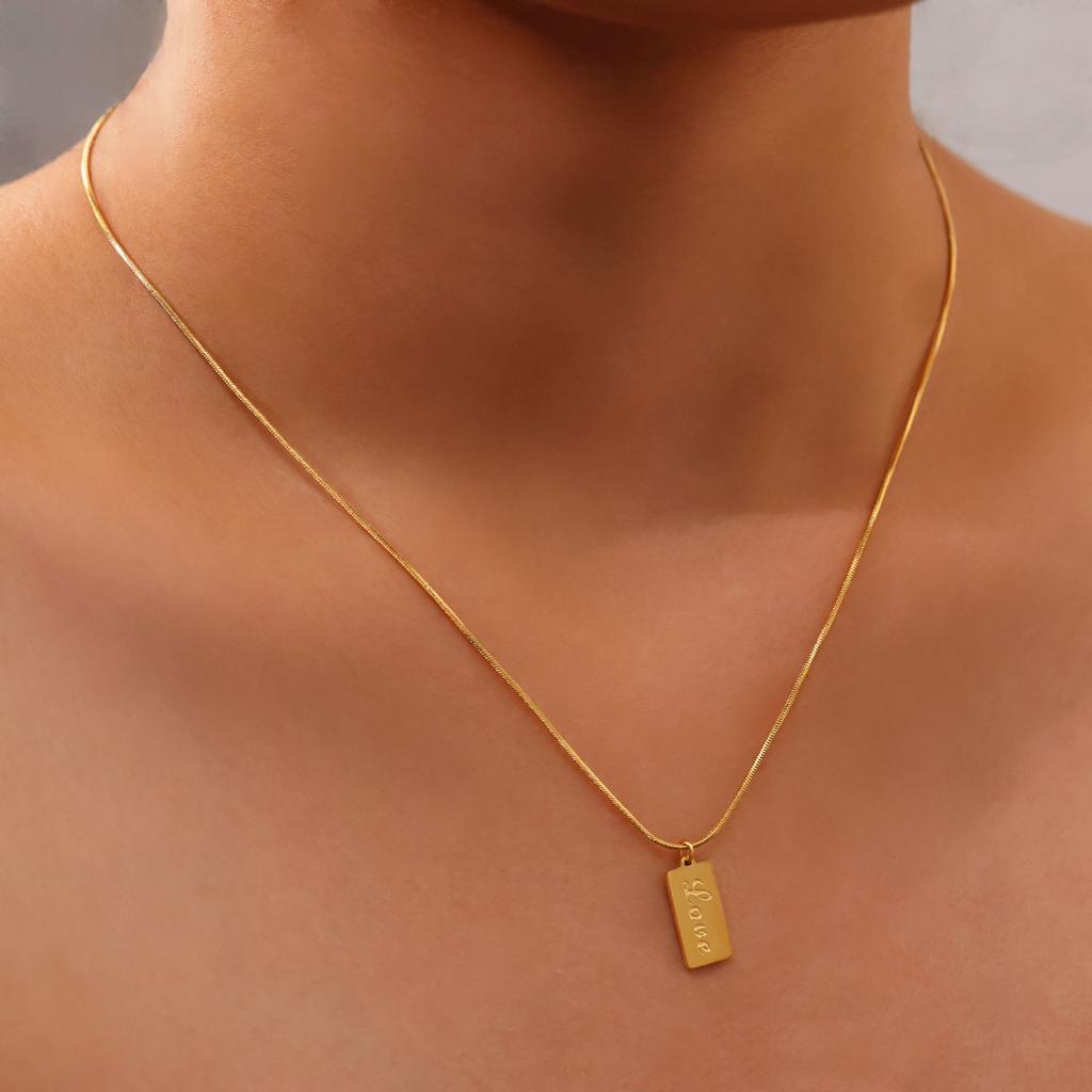 Минималистичное Вакуумное Покрытие 18K Золото Титановая Сталь Ожерелье Любовное Письмо Маленький Квадрат Бренд Змеиная Кость Ожерелье