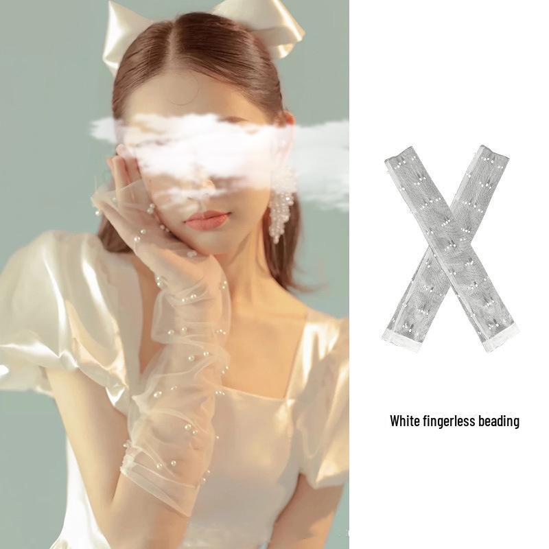 Длинные перчатки из белого атласа и кружева с бриллиантами для свадебных и торжественных фотосессий