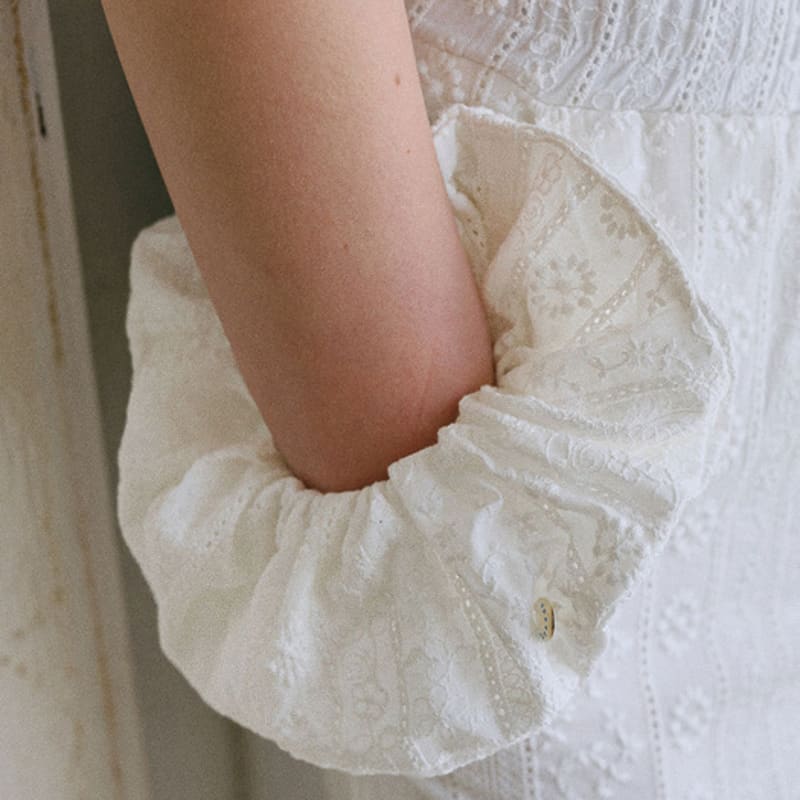 ANDNEEDS Резинка-скранчи с перфорацией (белый)