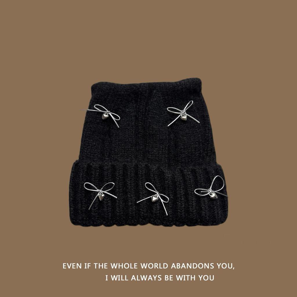 Вязаная шапка с кошачьими ушками на осень/зиму 2025 - Теплая и универсальная, с дизайном в виде банта, который подчеркивает лицо