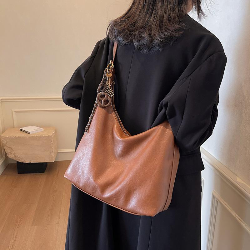 Niche Design Fashionable Commuter Tote Bag Women's 2025 New High-end Retro Solid Color Soft-faced Shoulder Bag