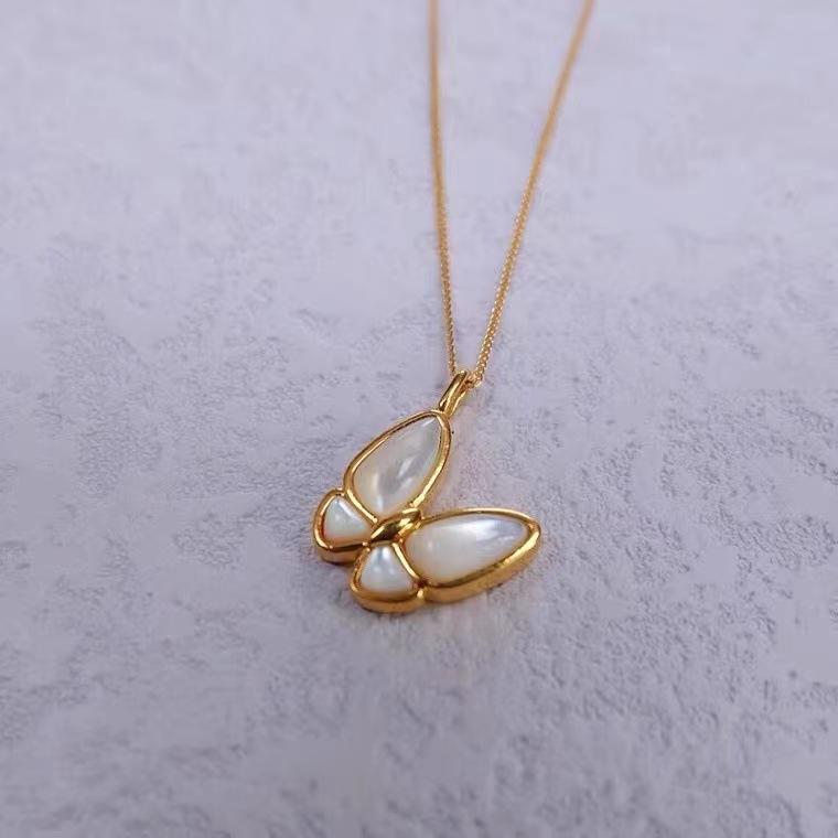 18K Gold White Shell Butterfly Pendant Fritillary Ladies Simple AU750 Pendant Necklace