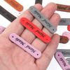 20 шт./лот 1x5 см Ручная работа PU Кожаные бирки Цветные швейные метки Для сумки Рукоделие Декор DIY Шляпы Сумки Аксессуары для одежды