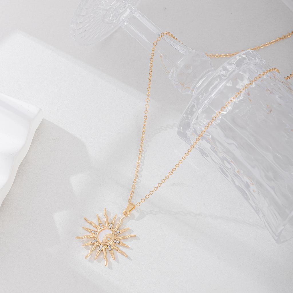 Модное ожерелье из сплава с подвеской в виде луны и солнца с бриллиантами