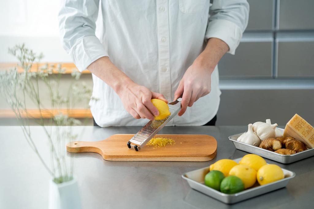 Терка для тонкой нарезки Iidaya Everoroshi Pro in Professional Stick Type Zester Grater JK06 (Сделано в Японии/Компактный/Нержавеющая сталь)