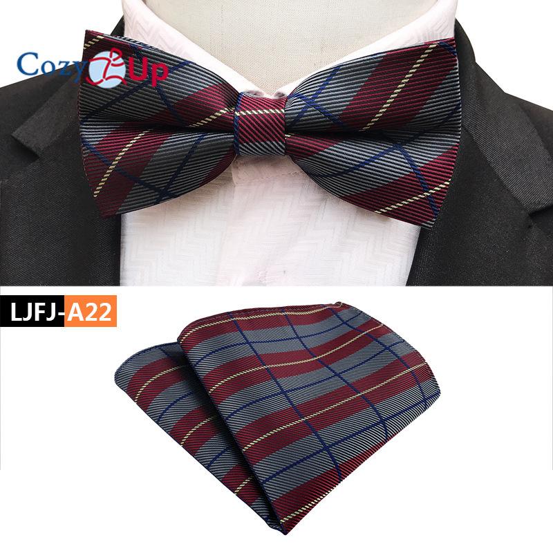 Костюм-двойка с галстуком-бабочкой и нагрудным платком с узором пейсли