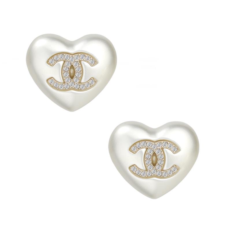 Chanel Серьги-гвоздики с металлическим логотипом Double C, жемчужно-белые, для женщин