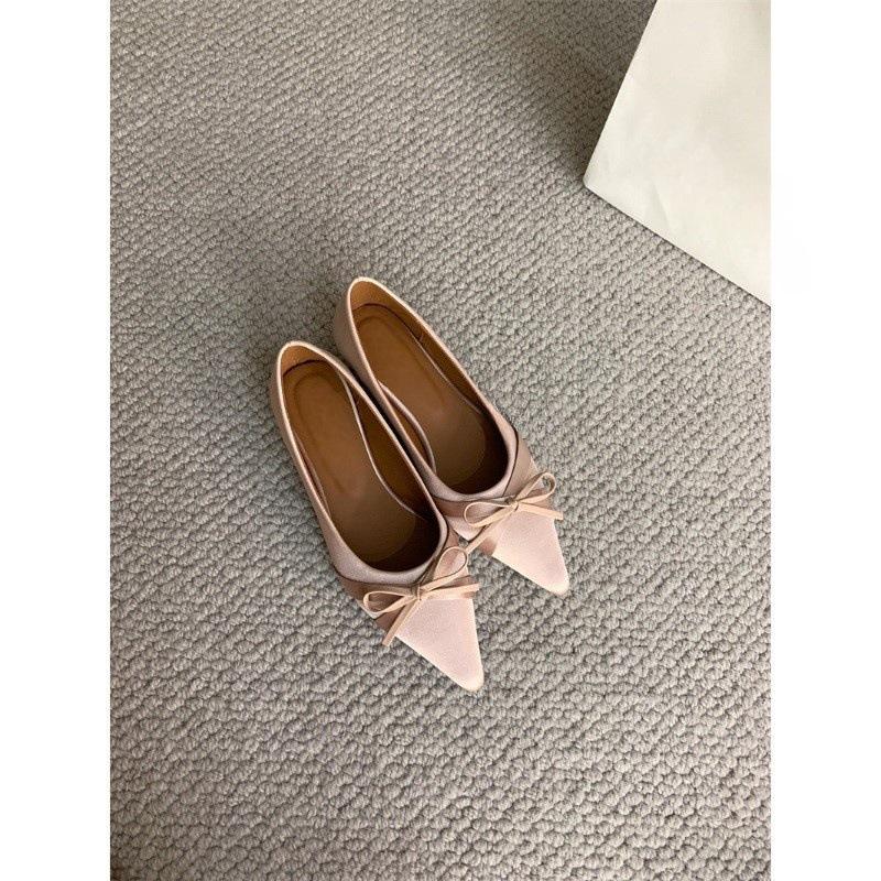 Французский сладкий атласный бант с заостренным носком и неглубоким горлом, одинарные туфли осенью 2024 года, новый темперамент, увеличение внутренней высоты, маленькие кожаные туфли