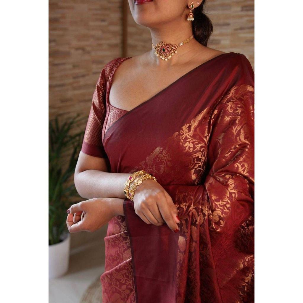 Это красивое сари элегантно украшено великолепным жаккардовым плетением, которое придает образу идеальный вид.