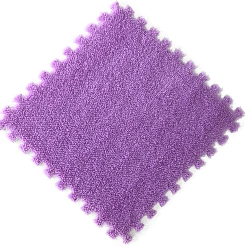 Мягкий тканевый клетчатый коврик для пола серого и бежевого цвета с соединяющимися плитками