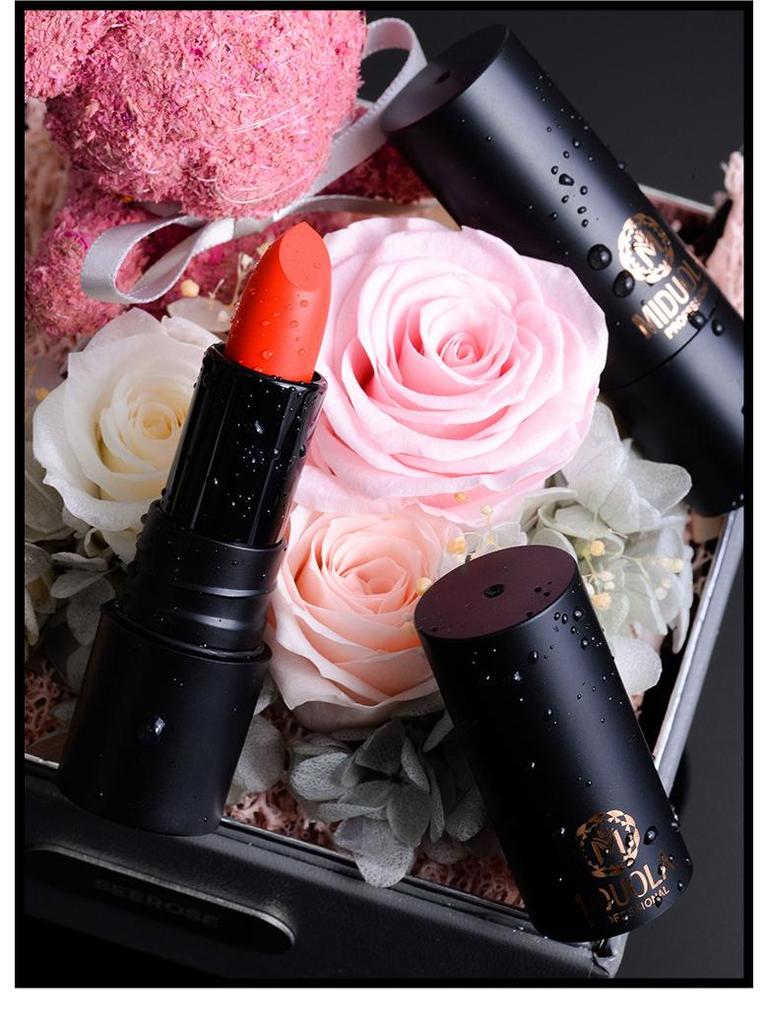 Помада Midora Velvet Matte Lipstick — стойкая, устойчивая к пятнам, увлажняющая, туманно-лилового оттенка для студентов.