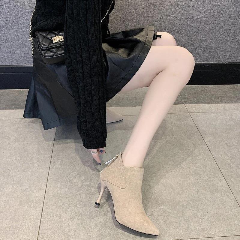 Мода 2024 года, новые модные универсальные короткие сапоги для женщин, весна-осень, с острым носком, на шпильке, удобные, с молнией сзади, телесного цвета