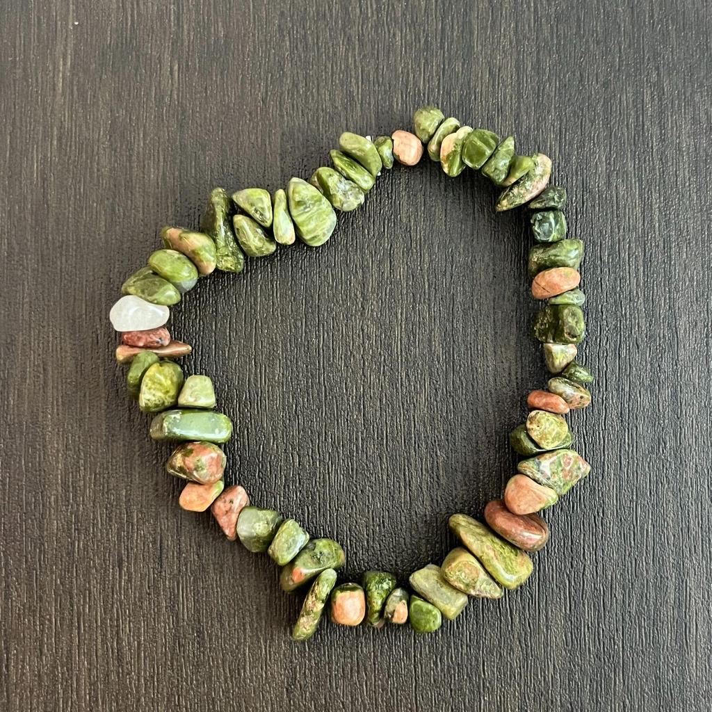 Браслет из разноцветных кристаллов с цитрином, тигровым глазом, лазуритом, аметистом и зеленым авантюрином на эластичном шнуре