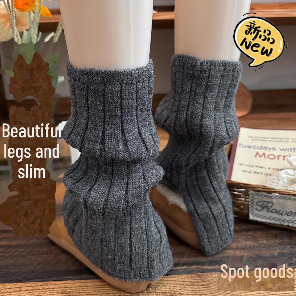 Серые вязаные носки с разрезом - толстые ребристые полосы, длина до икры, уютный осенне-зимний стиль, свободный крой, модные ворсистые носки