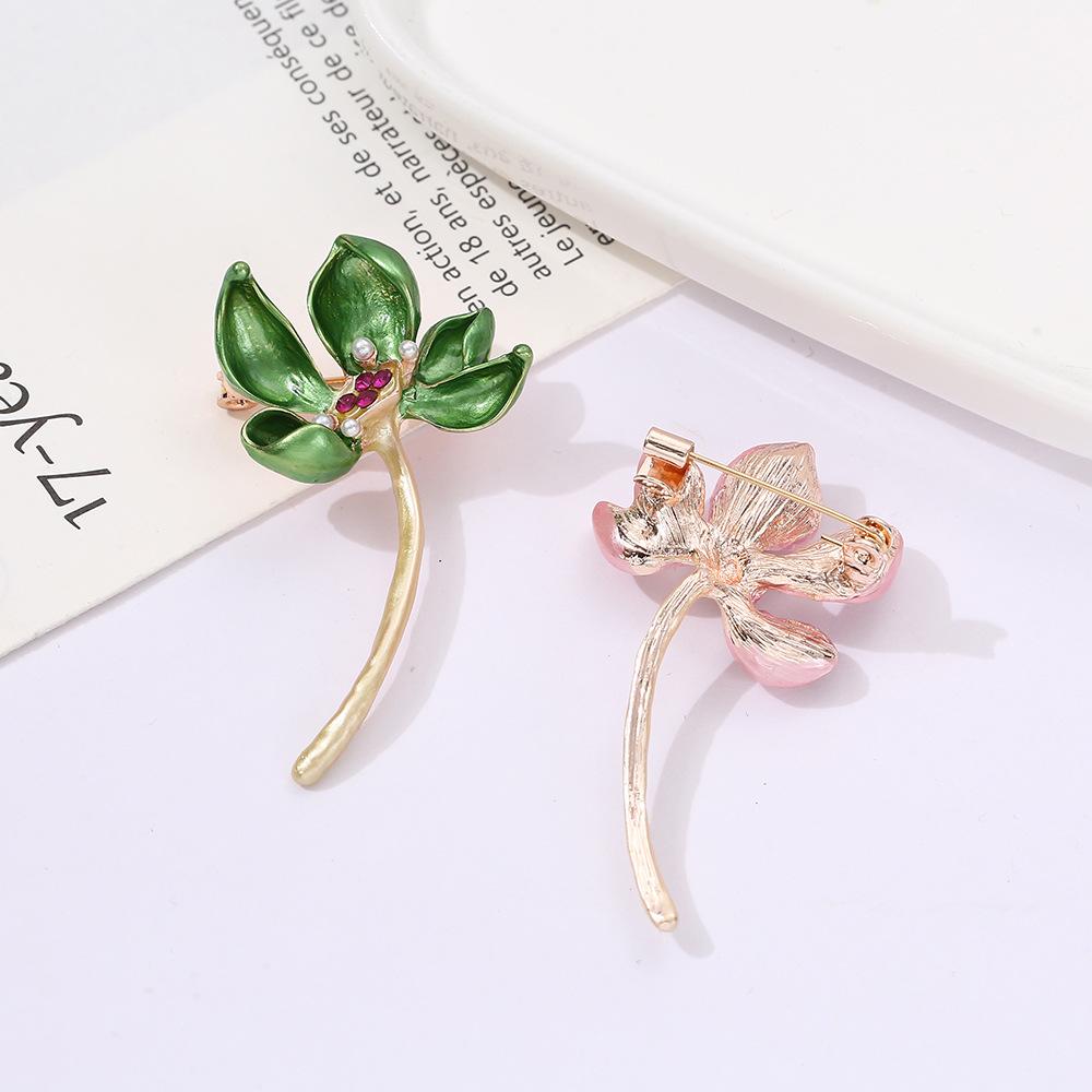 New Vintage Style Elegant Enamel Pearl Lotus Brooch Creative Atmosphere Floral Clothing Pin Suit Accessory PD2018