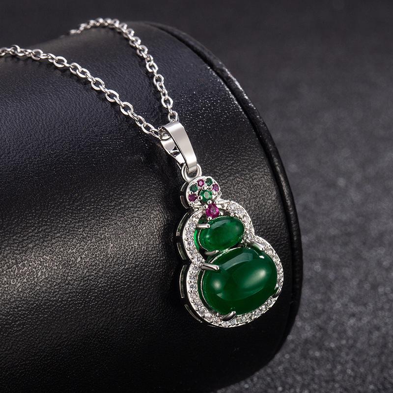 New Chinese-style retro chalcedony green gourd necklace for women, inlaid with diamonds, elegant and luxurious, with a high-end feel, versatile