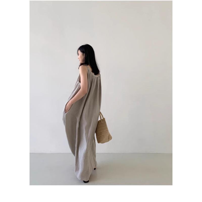 Платье без рукавов с бретелью через шею Свободное и облегающее платье без рукавов длиной выше колена