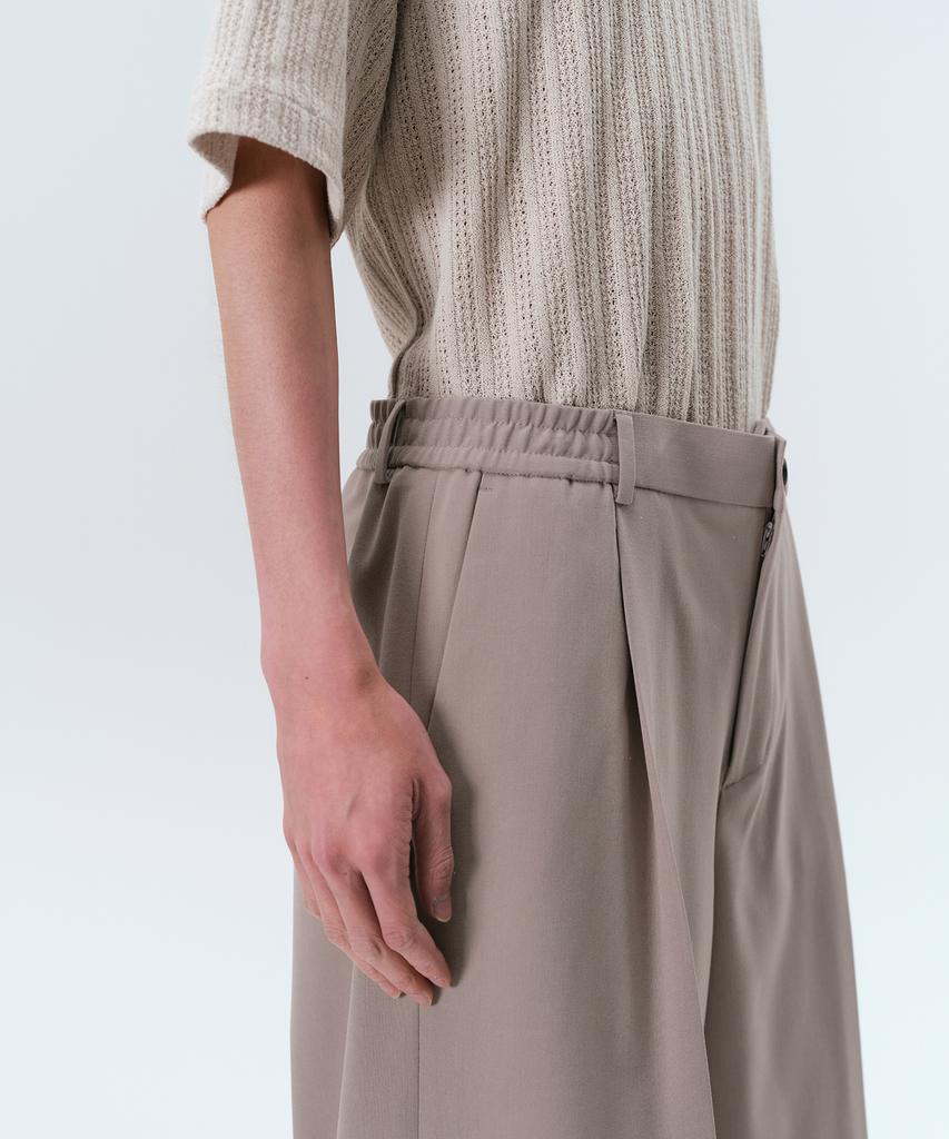 MUSINSA STANDARD One-Pleat Bermuda Banding Half Slacks [Grayish Beige]
