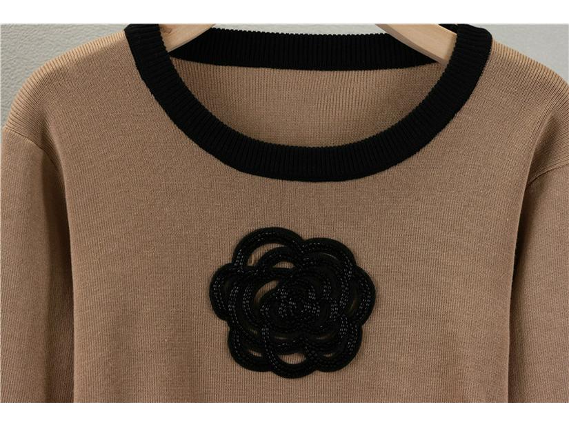 Женский корейский вязаный комплект с камелиями: Элегантный топ с круглым вырезом и облегающая юбка - комплект из двух предметов