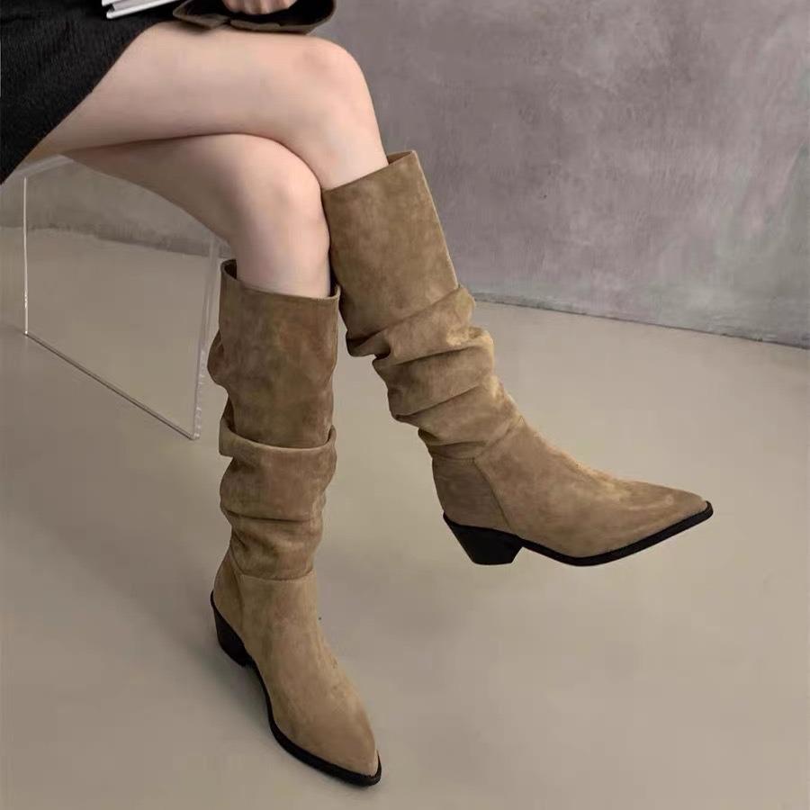 Женские замшевые ботфорты на высоком каблуке с острым носком и бархатной подкладкой, коллекция осень/зима 2024 - стиль "длинные рыцарские"