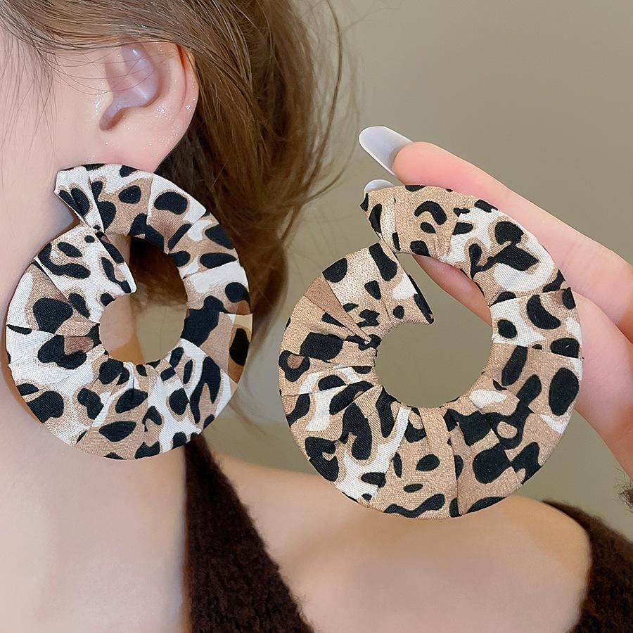 Серьги-гвоздики из серебряной иглы, из смолы и искусственной кожи с леопардовым принтом, геометрические, круглые, в виде цветка, осенне-зимние, нишевые, высокого класса, женские