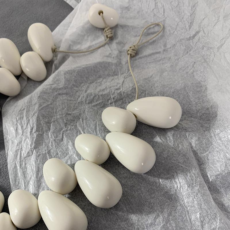 Стильное ожерелье из смолы в форме капли с бусинами - европейский и американский дизайн