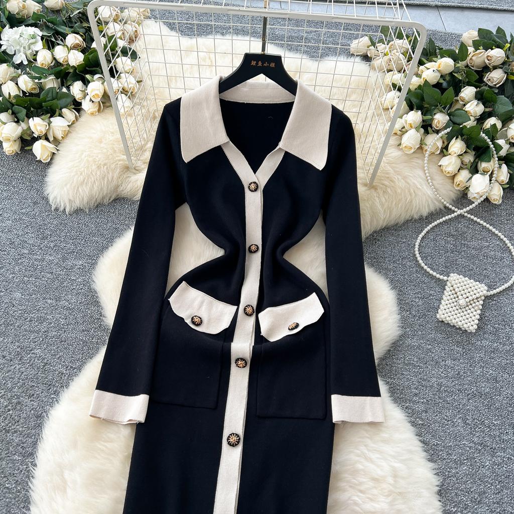 Женское однобортное трикотажное платье в стиле ретро с контрастными лацканами и разрезом на талии длиной до колена