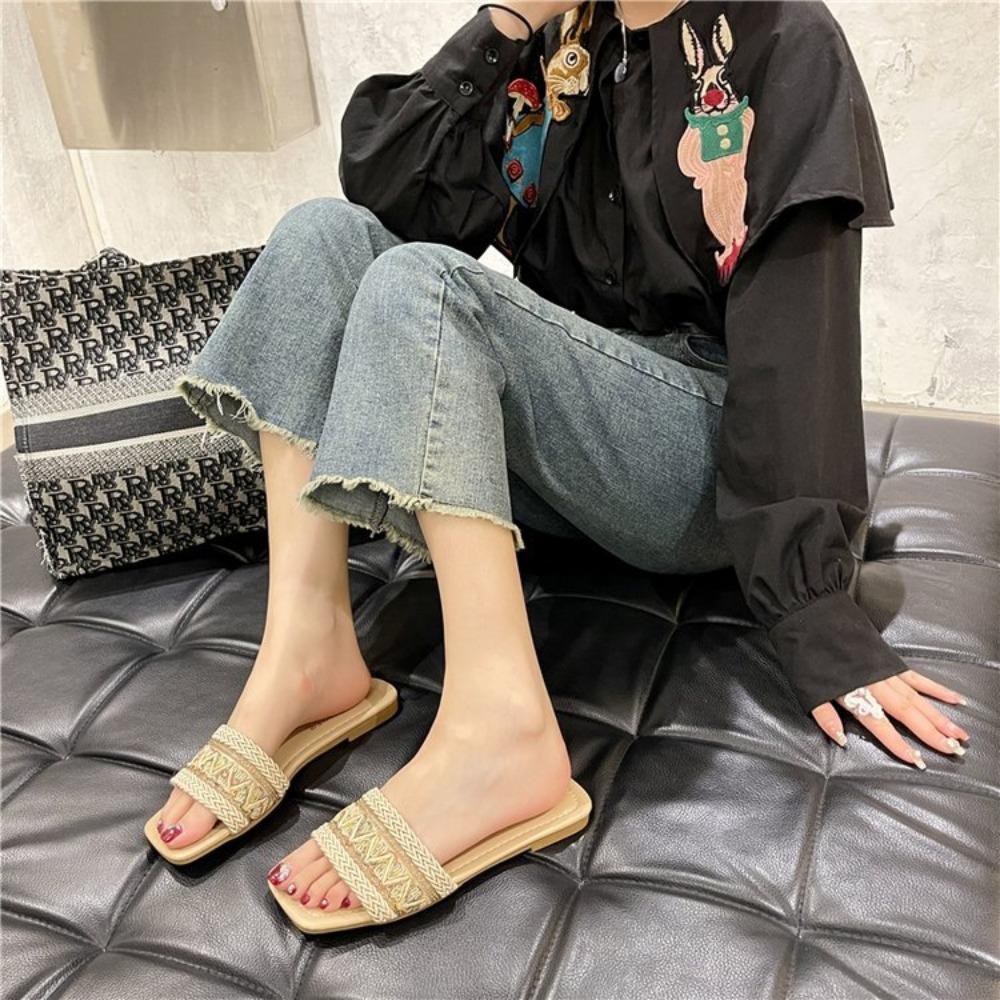 Модные плоские тапочки для женщин 2024 года, летние дизайнерские пляжные тапочки большого размера, женские вышитые модные шлепанцы на мягкой подошве для женщин