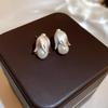 Серьги в форме барочного сердца из серебряной иглы с жемчугом и цирконами