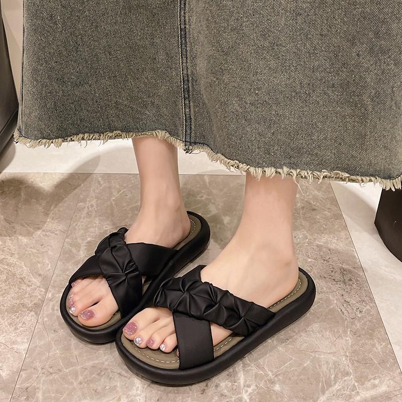 Внешняя торговля крутые тапочки женские летние для улицы 2025 новые модные универсальные на плоской подошве повседневные шлепанцы с одним ремешком на толстой подошве пляжные сандалии