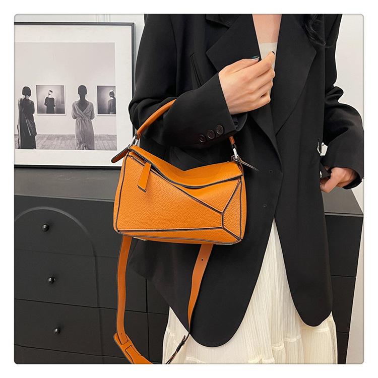 Портативная сумка через плечо с узором личи, модная и практичная.