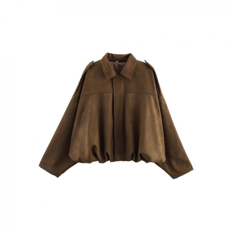 Женская куртка-бомбер из замши на раннюю весну 2025 года