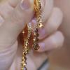 Изысканные серьги-кисточки средней длины с фиолетовыми стразами - Модные, стройнящие клипсы для ушей со свежим, модным видом.