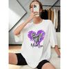 Camiseta Feminina Branca Oversized com Estampa de Zebra e Coraes Gola Redonda Casual com Padro de Zebra em Pincelada More Love Letter
