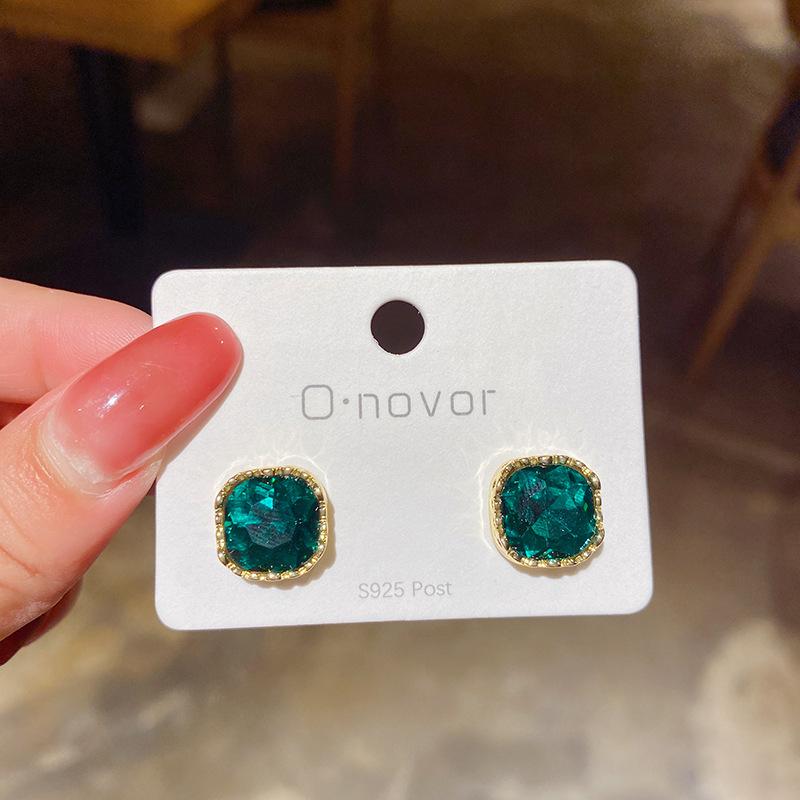 Летние серьги в корейском стиле с зелеными цветами - Элегантные, универсальные, милые пусеты для свежего, модного образа