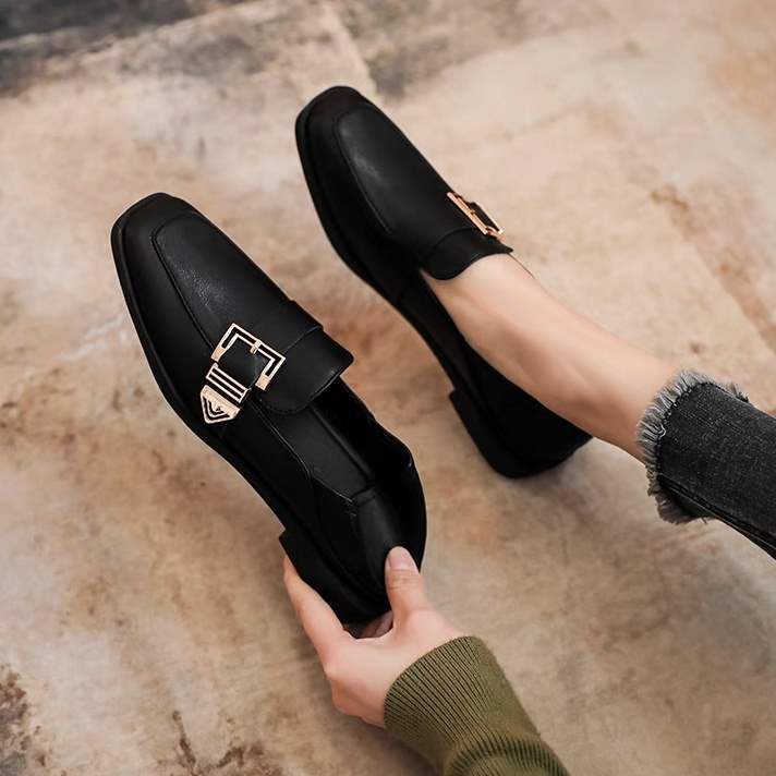 Новые весенне-осенние одинарные туфли в британском стиле, модные черные на плоской подошве, с мягкой подошвой, лоферы-однопедальки, маленькие кожаные туфли для женщин