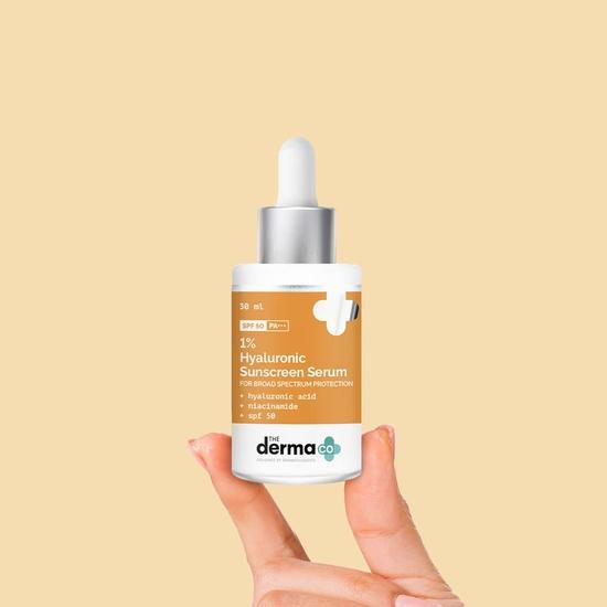 Солнцезащитный крем Derma Co 1% гиалуроновой кислоты для всех типов кожи, сыворотка с SPF 50 и ниацинамидом для широкого спектра защиты - 30 мл, упаковка из 1 шт.